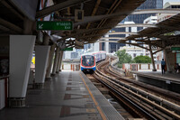 BTS train leaving Ratchethewi (N1) station