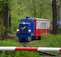 FEZ die Parkbahn fährt in den Frühling